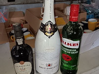 Lot 17 - ijscoupes, koffietasjes en flessen - afbeelding 5 van  5