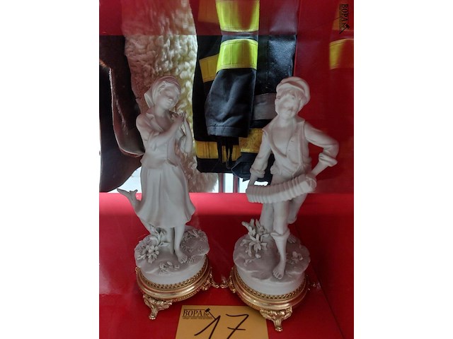 Lot 17 - koppel porseleinen beeldjes - afbeelding 1 van  3
