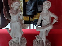 Lot 17 - koppel porseleinen beeldjes