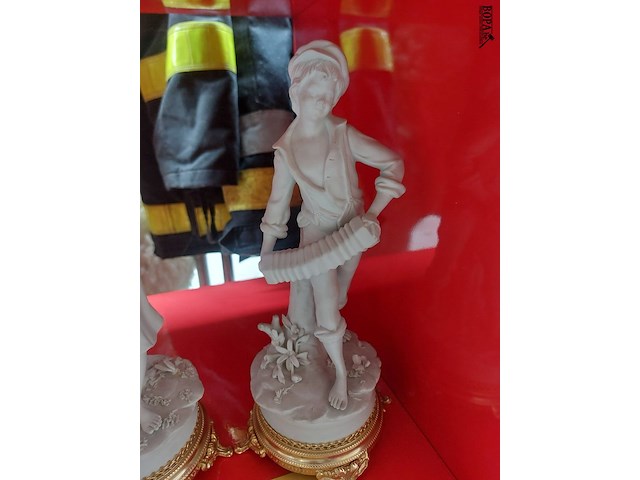 Lot 17 - koppel porseleinen beeldjes - afbeelding 2 van  3