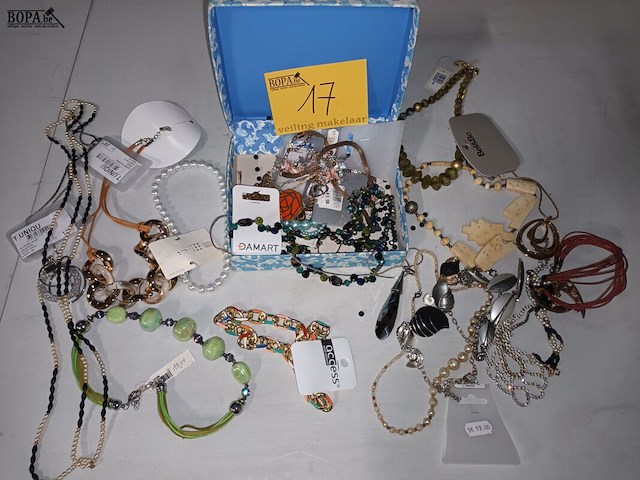 Lot 17 - lot fantasiejuwelen - afbeelding 1 van  6