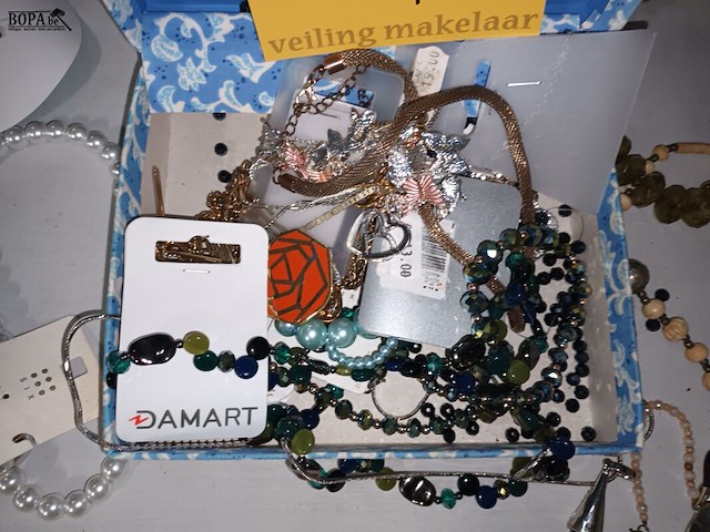 Lot 17 - lot fantasiejuwelen - afbeelding 2 van  6