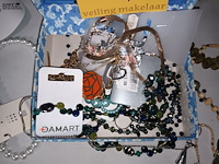 Lot 17 - lot fantasiejuwelen - afbeelding 2 van  6