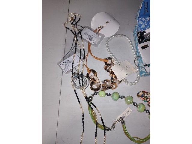 Lot 17 - lot fantasiejuwelen - afbeelding 4 van  6