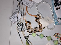 Lot 17 - lot fantasiejuwelen - afbeelding 4 van  6