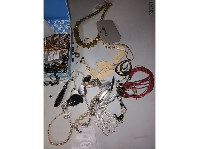 Lot 17 - lot fantasiejuwelen - afbeelding 6 van  6