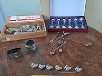 Lot 17 - lot verzilverde aperitief lepels en vorken, serviette ring,