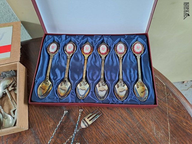 Lot 17 - lot verzilverde aperitief lepels en vorken, serviette ring, - afbeelding 3 van  4
