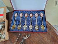 Lot 17 - lot verzilverde aperitief lepels en vorken, serviette ring, - afbeelding 3 van  4