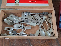 Lot 17 - lot verzilverde aperitief lepels en vorken, serviette ring, - afbeelding 4 van  4