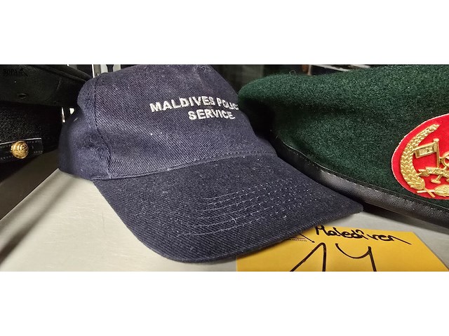 Lot 17 - maladiven 2 stuks - afbeelding 2 van  3