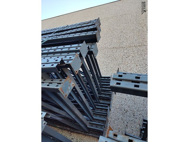 Lot 17 - palletstelling met 15 staanders - afbeelding 2 van  4