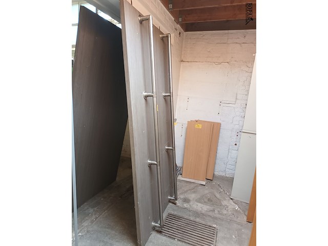 Lot 17 - panelen met kledingroede. 2 stuks - afbeelding 1 van  3