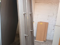 Lot 17 - panelen met kledingroede. 2 stuks