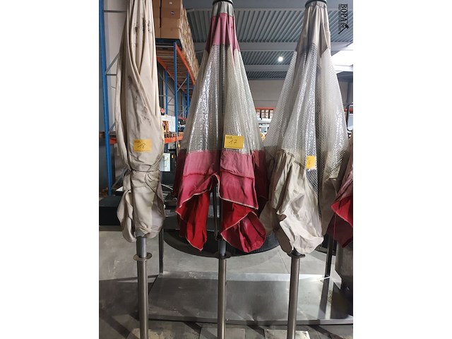 Lot 17 - parasol met voet - afbeelding 1 van  3