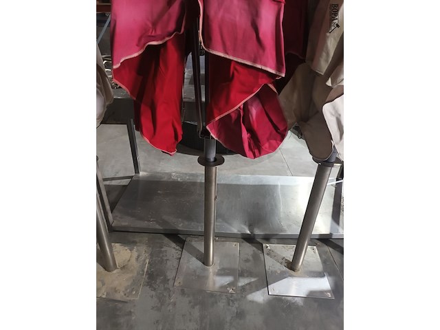 Lot 17 - parasol met voet - afbeelding 2 van  3