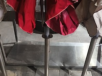 Lot 17 - parasol met voet - afbeelding 2 van  3