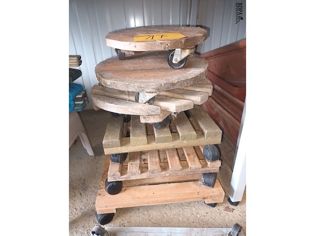 Lot 17 - plantenrollers. 7 stuks - afbeelding 1 van  3