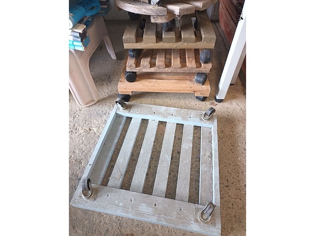 Lot 17 - plantenrollers. 7 stuks - afbeelding 3 van  3