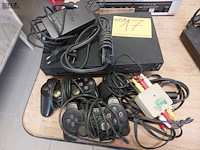 Lot 17 - playstation 2 met bakjes en booster