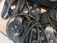 Lot 17 - playstation 2 met bakjes en booster - afbeelding 2 van  5