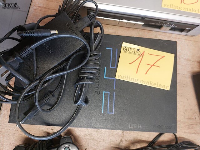Lot 17 - playstation 2 met bakjes en booster - afbeelding 4 van  5