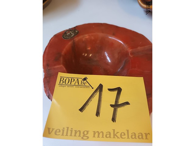 Lot 17 - rode albast asbak - afbeelding 1 van  4