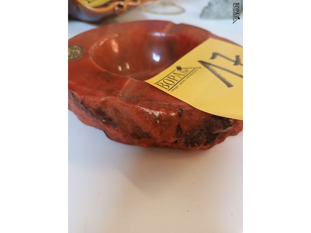 Lot 17 - rode albast asbak - afbeelding 3 van  4