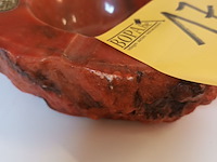 Lot 17 - rode albast asbak - afbeelding 3 van  4