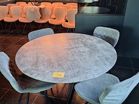 Lot 17 - ronde tafel met 4 stoelen