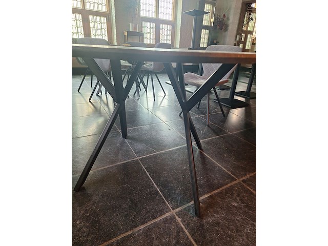 Lot 17 - ronde tafel met 4 stoelen - afbeelding 2 van  5