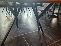 Lot 17 - ronde tafel met 4 stoelen - afbeelding 2 van  5
