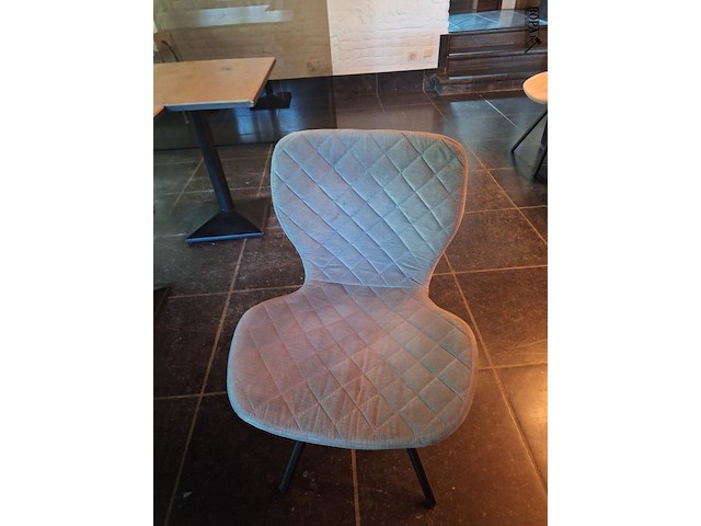 Lot 17 - ronde tafel met 4 stoelen - afbeelding 3 van  5