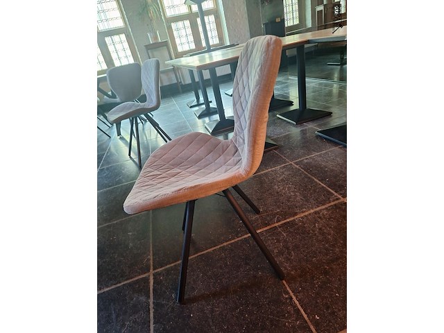 Lot 17 - ronde tafel met 4 stoelen - afbeelding 5 van  5