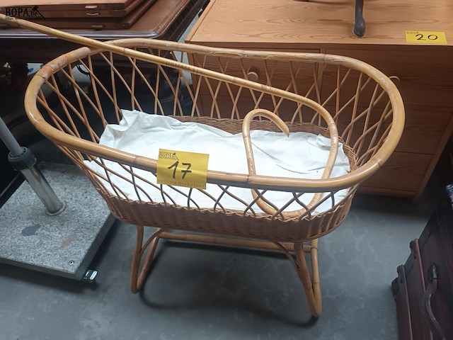 Lot 17 - rotan kinderwieg - afbeelding 1 van  4