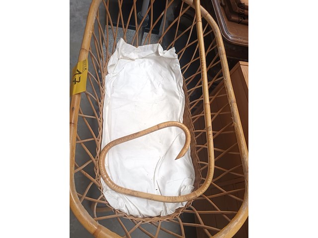 Lot 17 - rotan kinderwieg - afbeelding 2 van  4