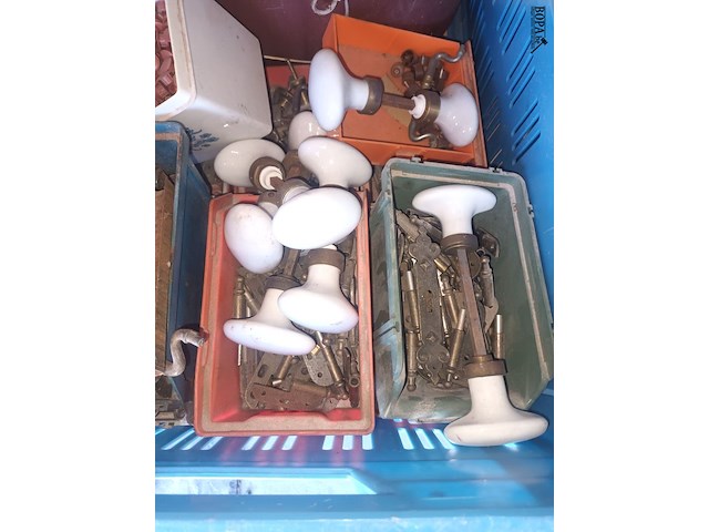Lot 17 - schuurpapier, deur-en kastbeslag - afbeelding 3 van  4