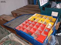 Lot 17 - sorteerkoffer met inhoud - afbeelding 3 van  3