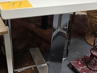 Lot 17 - stevig bijzettafeltje op inox voet