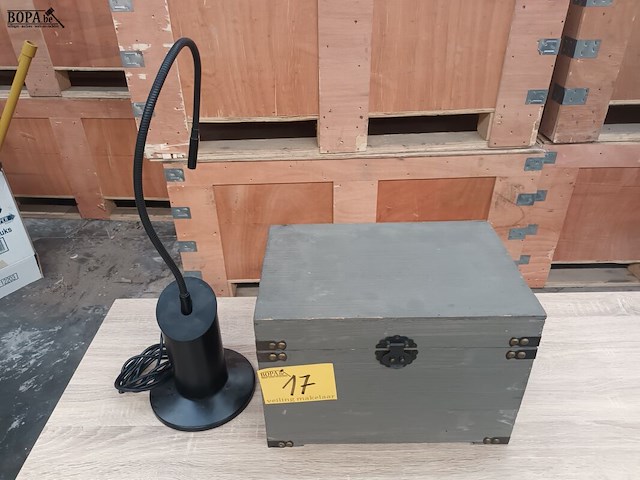 Lot 17 - tafellamp en kistje - afbeelding 1 van  4