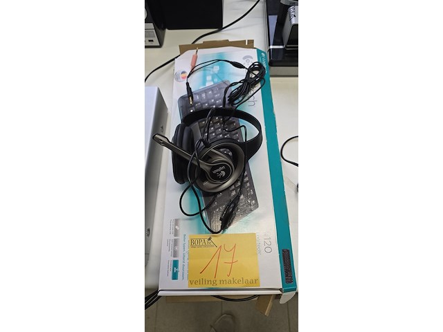 Lot 17 - toetsenbord logitec + koptelefoon logitec - afbeelding 1 van  5