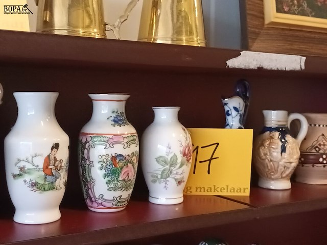 Lot 17 - vaasjes. 8 stuks - afbeelding 1 van  4