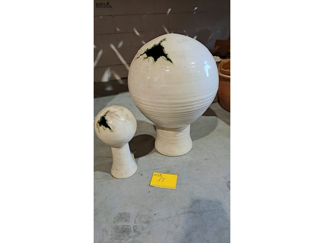 Lot 17 - waterornamenten bolvormig op voet in beige geglazuurde keram - afbeelding 1 van  3
