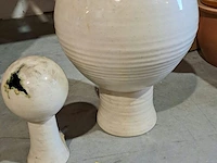 Lot 17 - waterornamenten bolvormig op voet in beige geglazuurde keram