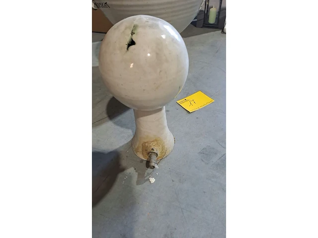 Lot 17 - waterornamenten bolvormig op voet in beige geglazuurde keram - afbeelding 2 van  3