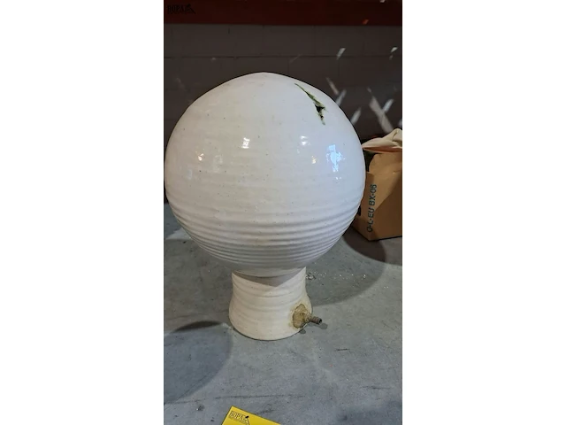 Lot 17 - waterornamenten bolvormig op voet in beige geglazuurde keram - afbeelding 3 van  3