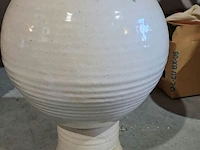Lot 17 - waterornamenten bolvormig op voet in beige geglazuurde keram - afbeelding 3 van  3