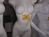 Lot 17 - witte torso vrouw op voet