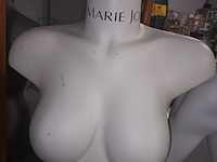 Lot 17 - witte torso vrouw op voet - afbeelding 2 van  3