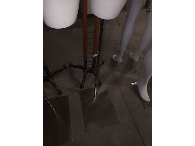 Lot 17 - witte torso vrouw op voet - afbeelding 3 van  3